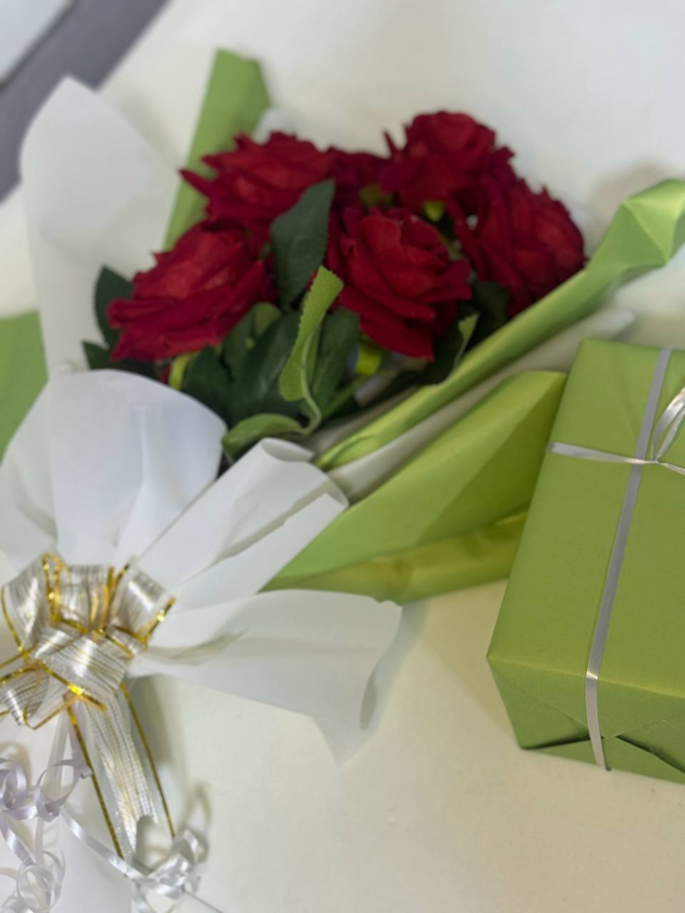بوكيه ورد فاخر مع علبة هدية